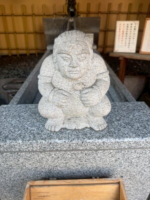 菊名神社手水舎のがまんさま