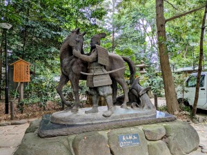 駒木諏訪神社「義家献馬の像」
