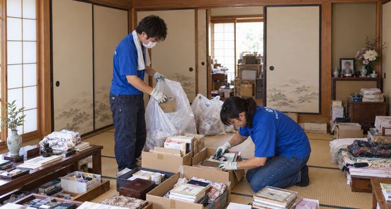 遺品を丁寧に仕分けするヤマショウのスタッフ